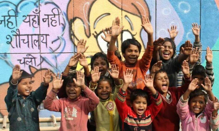 Delhi Street Art has painted cartoons and caricatures on the walls to attract people to the community toilet complex at Sultanpuri. (Image: Project Raahat, Enactus)