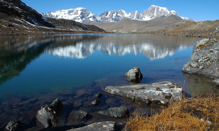 Himalayan lake in Sikkim (Source: Wikimedia)
