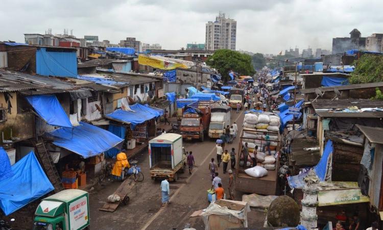 Located between Mumbai's two main suburban rail lines, Dharavi provides an affordable option to those who move to Mumbai to earn a living (Image: Deepti KC and Mudita Tiwari; CC BY-SA 2.0, Flickr Commons)