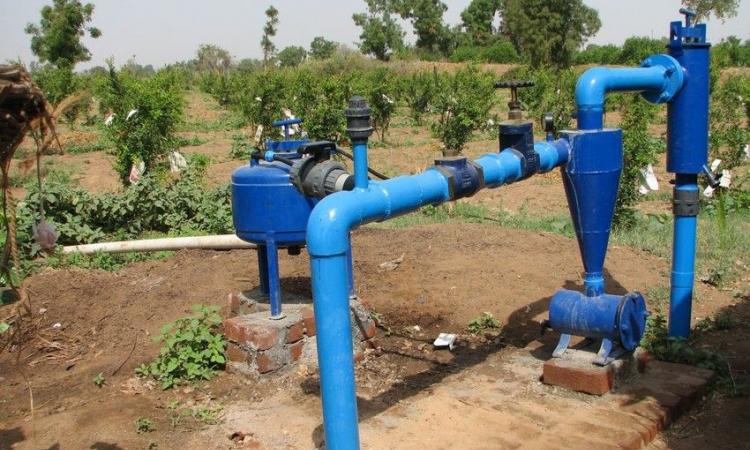 Irrigation pump supplying water for drip irrigation (Image: IWMI Flickr, (CC BY-NC-ND 2.0))