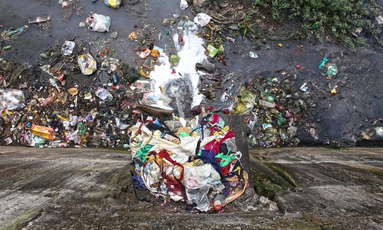 Household waste entering Mithi  in the slums of Bhim Nagar