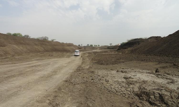 Deepening work in progress on the Manjara river in Latur (Source: Ravindra Pomane)