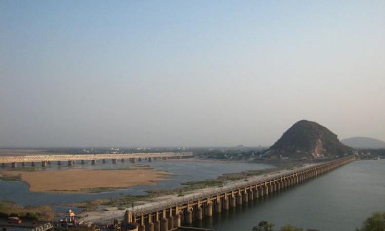 Prakasam Barrage across Krishna river (Source: Subhash Chandra via Wikipedia)