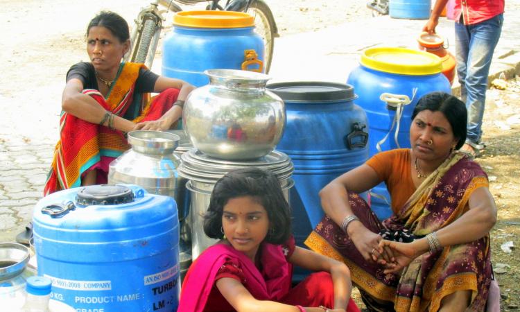 Women wait for water in Latur (Source: Roshan Rathod)