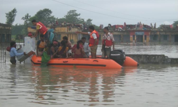 Members of the national disaster response force evacuate residents of a flooded village in Bihar. (Source: NDRF)