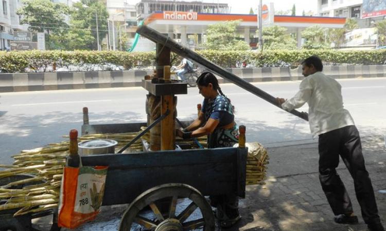 Mobile sugarcane crushing carts on the streets of Pune (Source: India Water Portal)