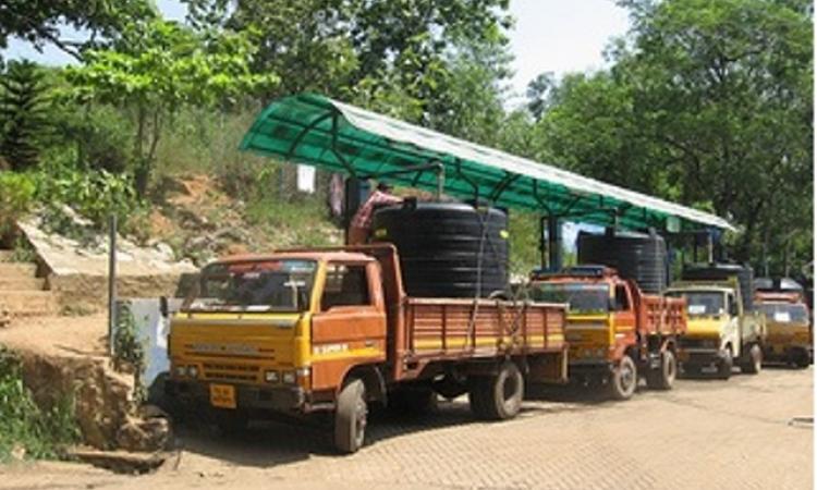 Private water tankers, a common sight in urban areas. (Source: India Water Portal)
