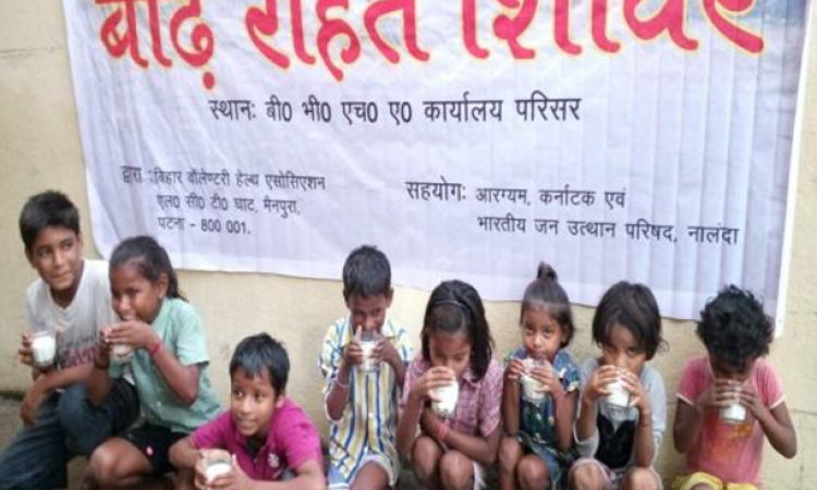 Children drinking milk at a flood relief centre in Bihar (Source: Bhartiya Jan Utthan Parishad)