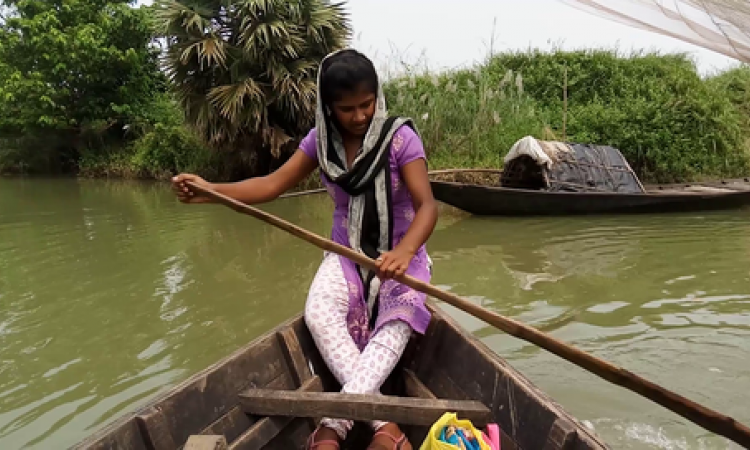 A girl oars a boat to go to college. (Pic courtesy: Gurvinder Singh)
