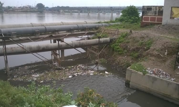 Excess sewage from the Bhairon nala (drain) in Agra flows into the brimming Yamuna. (Photo courtesy: Sumit Chaturvedi)