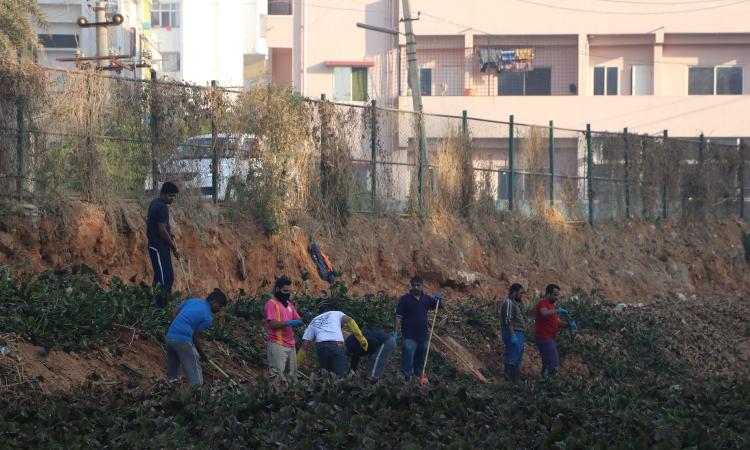 Gottigere residents gather to clean the lake. (Pic courtesy: 101Reporters)