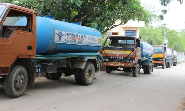 Water tankers queue up to be filled.(Source:SaciWATERs)