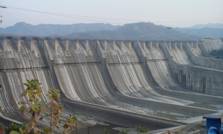 Sardar Sarovar Dam in Gujarat (Source: Wikimedia)