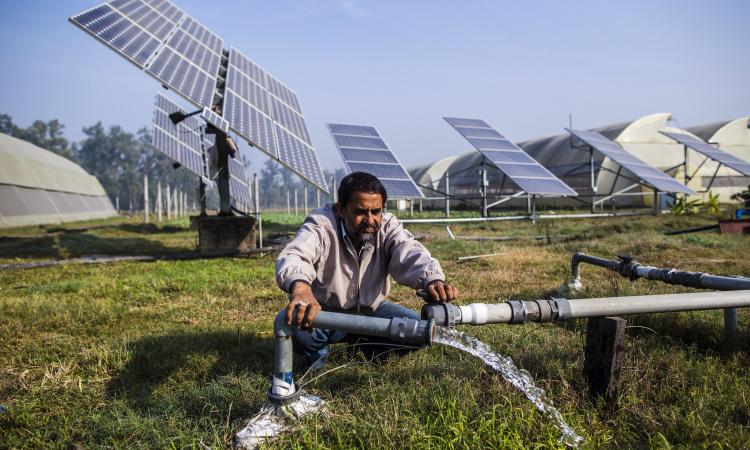 Pumping groundwater with the energy generated from solar panels (Image: Prashanth Vishwanathan/IWMI; CC BY-NC-ND 2.0)