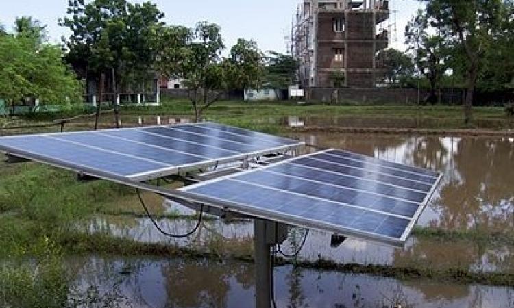Solar power use in a Tamil Nadu farm (Source: Wikimedia Commons) 