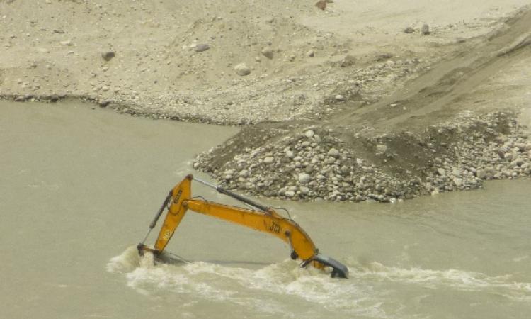 An earthmover submerged downstream of the Srinagar Hydroelectric project, Uttarakhand. By permitting contractors to begin construction on a project before the EIA is approved, the government is enabling disasters in the future.