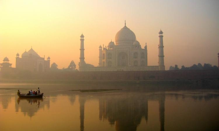 Yamuna river near the Taj Mahal. (Source: Ekabhishek via Wikipedia)