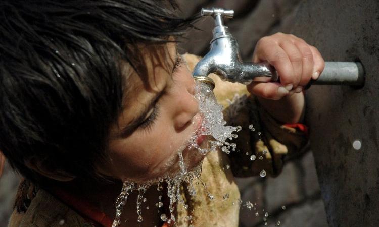 Child drinks water from a tap (Image: Imal Hashemi/Taimani Films/World Bank, Flickr Commons, CC BY-NC-ND 2.0)