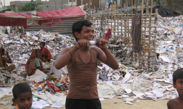 Waste pickers face harrowing occupational hazards and are exposed to toxins in the absence of protective gear. (Image: Ted Mathys, 2009) 