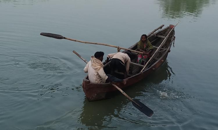 Villagers use boats to cross the river. (Photo courtesy: Gurvinder Singh)