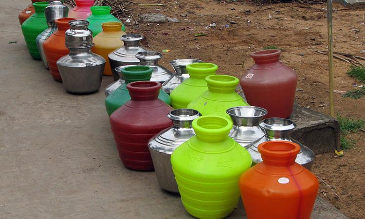 Water pots lined up for filling. (Source: McKay Savage, Wikimedia Commons)